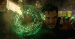 Strange usando el Ojo de Agamotto