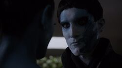 Касиус размазывает кровь  на лицо.