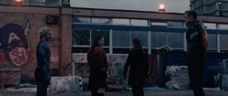 Rogers en Sokovia con los gemelos Maximoff y Barton.