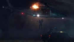  спасается при крушении вертолёта.