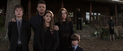 La familia Barton asiste al funeral de Stark