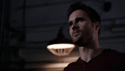 Уорд видит Лэнса Хантера у себя на базе