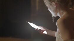 Тэнди активировала кинжал.