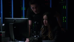 Уорд наблюдает за работой Скай