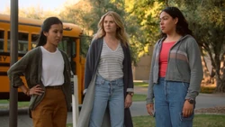 Эрнандес,  и  обсуждают произошедшее в автобусе