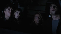 Симмонс, ,  и  наблюдают за 