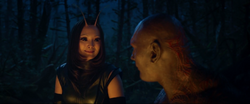 Mantis sonriendole a Drax - GotG2