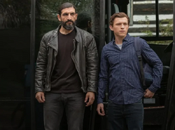 Parker y Dimitri bajan del autobús