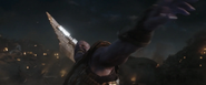 Thanos a punto de lanzar su espada para destruir la Van de Luis.