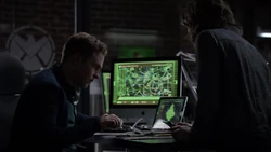 Фитц работает над жёстким диском 