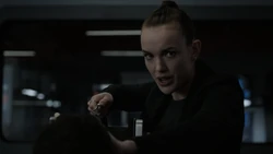 Симмонс подключает к  устройство вброса данных