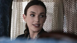 Симмонс разговаривает с 