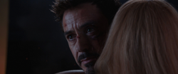 Stark abrazando a Pepper