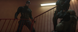 Capitan America enfrentandose a unos policias - CW02