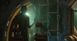 Nebula encuentra a Stark acostado en el suelo.