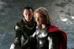 Thor y Loki confrontan a Laufey.