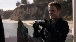 Фитц забирает образец "крови" 