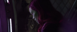 Gamora escucha a Thor