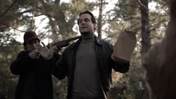 Уорд угрожает Гарретту дробовиком