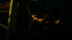 Murdock amenaza a un mafioso.