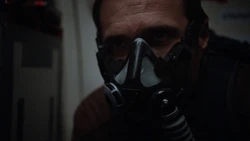 Уорд прыгает с самолёта с парашютом