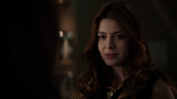 Лорелей знакомится с .