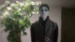 Касиус превращает Симмонс в своего раба.