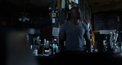 Кейдж говорит  покинуть бар.