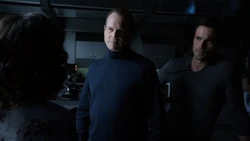 Уорд и Гарретт получают отчёт Рейны