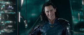Loki traiciona a Thor en el edificio del Gran Maestro