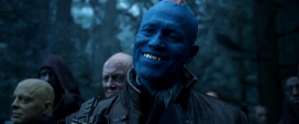 Yondu le sonríe a Rocket