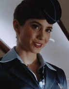 Jeannine Kaspar como Asistente de Vuelo #2