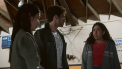 Эрнандес спорит с 