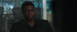 T'Challa habla con Romanoff en edificio