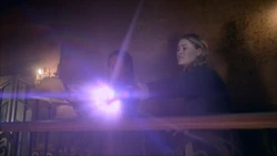 Дин противостоит 