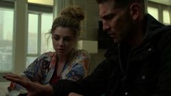 Castle gets  to remove his cast