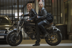 Natasha y Yelena moto Black Widow