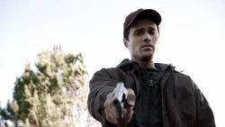 Уорд пытается заставить себя убить Бадди