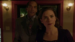 Carter regaña al dueño de la tienda por ser racista.