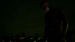 Daredevil se asegura de que los criminales sean arrestados.