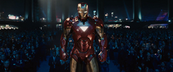 Iron Man llega a la presentacion de Hammer en Stark Expo - Iron Man 2