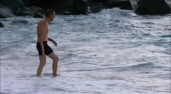 Карнак впервые идёт купаться