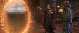 Strange abre el portal para Thor