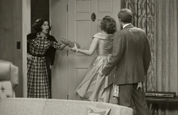 Харкнесс помогает устроить ужин для Хартов.