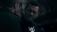 Mace dándole consejos de la misión a Coulson.