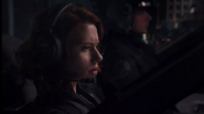 Romanoff apunta las armas del Quinjet hacia Loki.