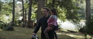 Anthony y Morgan ven a los Vengadores llegar a su casa.png (1,17 MB) Stark forma una vida pacífica con su hija.