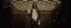 Loki observa los hologramas de sus variantes.