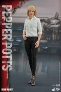 Pepper Potts Hot Toys1