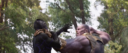 Thanos a punto de golpear a Pantera Negra